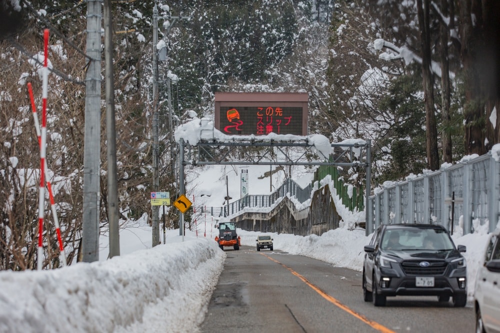日本/富山。礪波市～庄川峽遊覽船「雪見舟」｜走進水墨畫裡的夢幻航線，搭船才能抵達的秘境「大牧溫泉」與紅色長崎大橋！