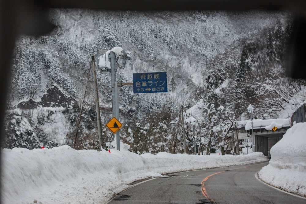 日本/富山。礪波市～庄川峽遊覽船「雪見舟」｜走進水墨畫裡的夢幻航線，搭船才能抵達的秘境「大牧溫泉」與紅色長崎大橋！