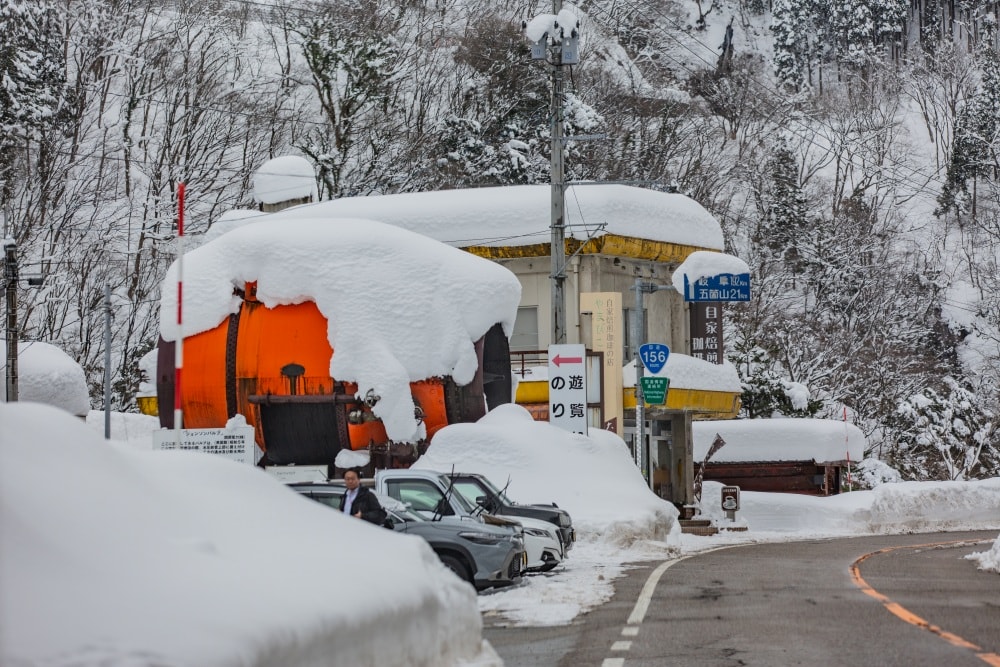日本/富山。礪波市～庄川峽遊覽船「雪見舟」｜走進水墨畫裡的夢幻航線，搭船才能抵達的秘境「大牧溫泉」與紅色長崎大橋！