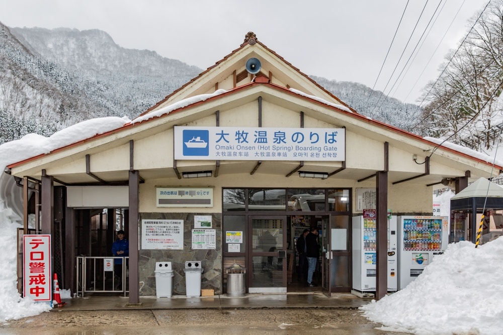 日本/富山。礪波市～庄川峽遊覽船「雪見舟」｜走進水墨畫裡的夢幻航線，搭船才能抵達的秘境「大牧溫泉」與紅色長崎大橋！