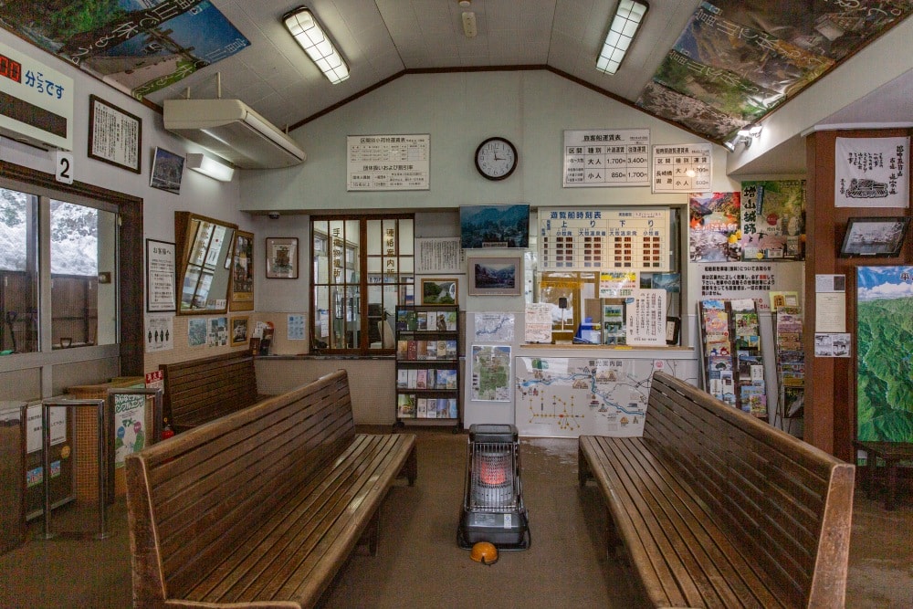 日本/富山。礪波市～庄川峽遊覽船「雪見舟」｜走進水墨畫裡的夢幻航線，搭船才能抵達的秘境「大牧溫泉」與紅色長崎大橋！