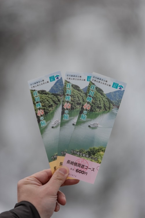 日本/富山。礪波市～庄川峽遊覽船「雪見舟」｜走進水墨畫裡的夢幻航線，搭船才能抵達的秘境「大牧溫泉」與紅色長崎大橋！