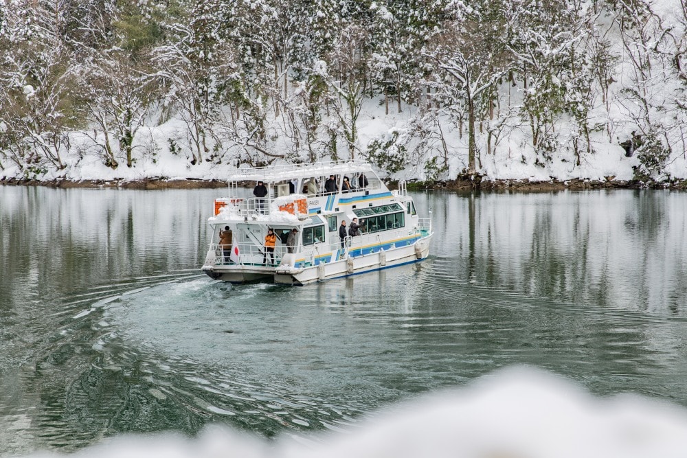 日本/富山。礪波市～庄川峽遊覽船「雪見舟」｜走進水墨畫裡的夢幻航線，搭船才能抵達的秘境「大牧溫泉」與紅色長崎大橋！