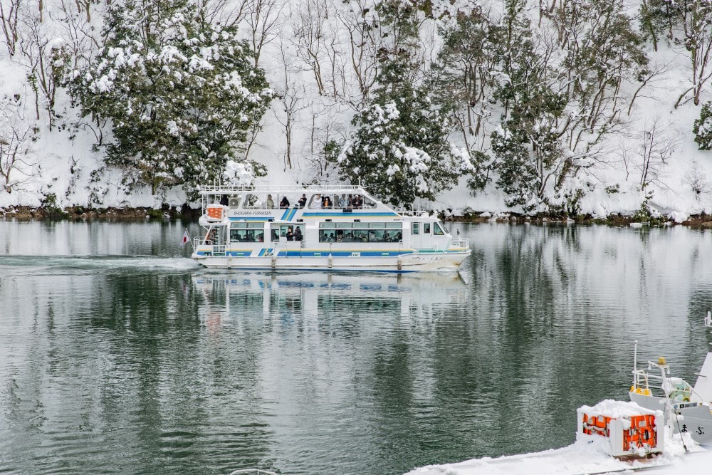 日本/富山。礪波市～庄川峽遊覽船「雪見舟」｜走進水墨畫裡的夢幻航線，搭船才能抵達的秘境「大牧溫泉」與紅色長崎大橋！