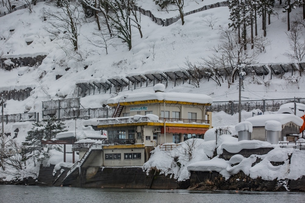 日本/富山。礪波市～庄川峽遊覽船「雪見舟」｜走進水墨畫裡的夢幻航線，搭船才能抵達的秘境「大牧溫泉」與紅色長崎大橋！