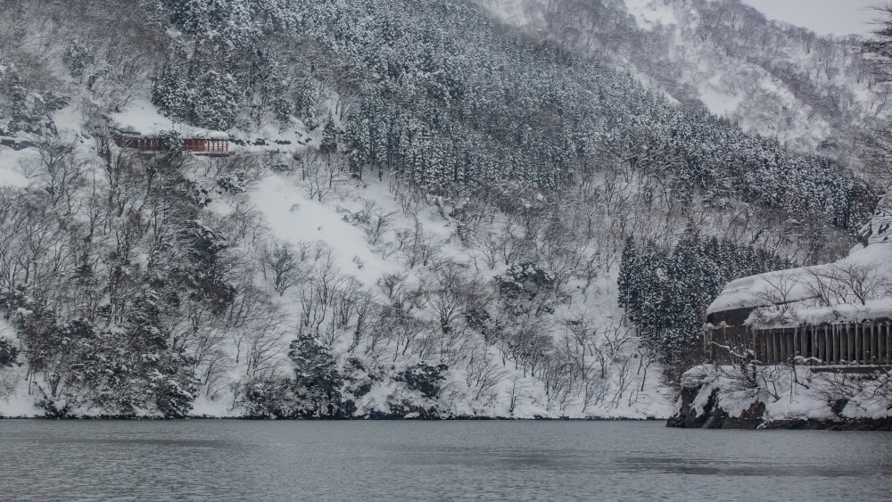 日本/富山。礪波市～庄川峽遊覽船「雪見舟」｜走進水墨畫裡的夢幻航線，搭船才能抵達的秘境「大牧溫泉」與紅色長崎大橋！