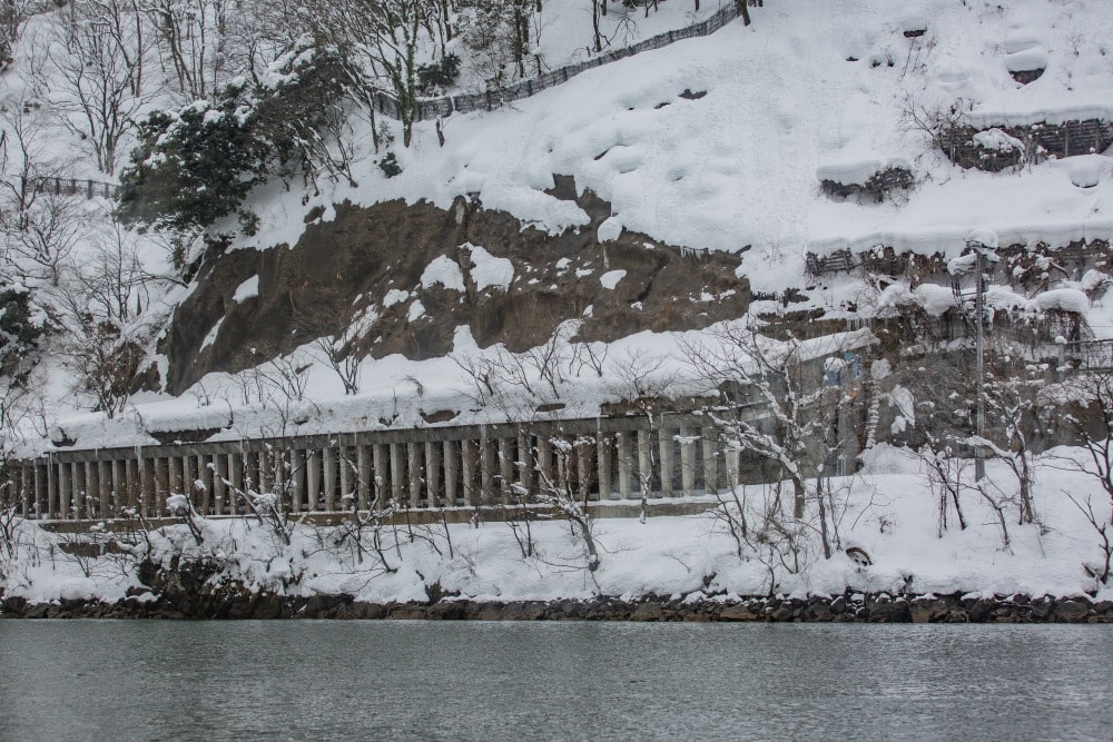 日本/富山。礪波市～庄川峽遊覽船「雪見舟」｜走進水墨畫裡的夢幻航線，搭船才能抵達的秘境「大牧溫泉」與紅色長崎大橋！