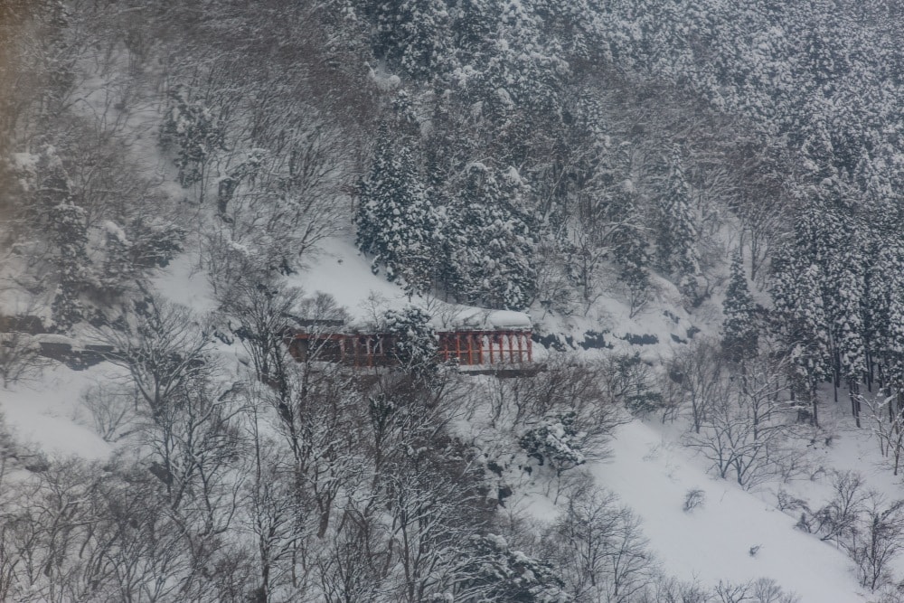 日本/富山。礪波市～庄川峽遊覽船「雪見舟」｜走進水墨畫裡的夢幻航線，搭船才能抵達的秘境「大牧溫泉」與紅色長崎大橋！