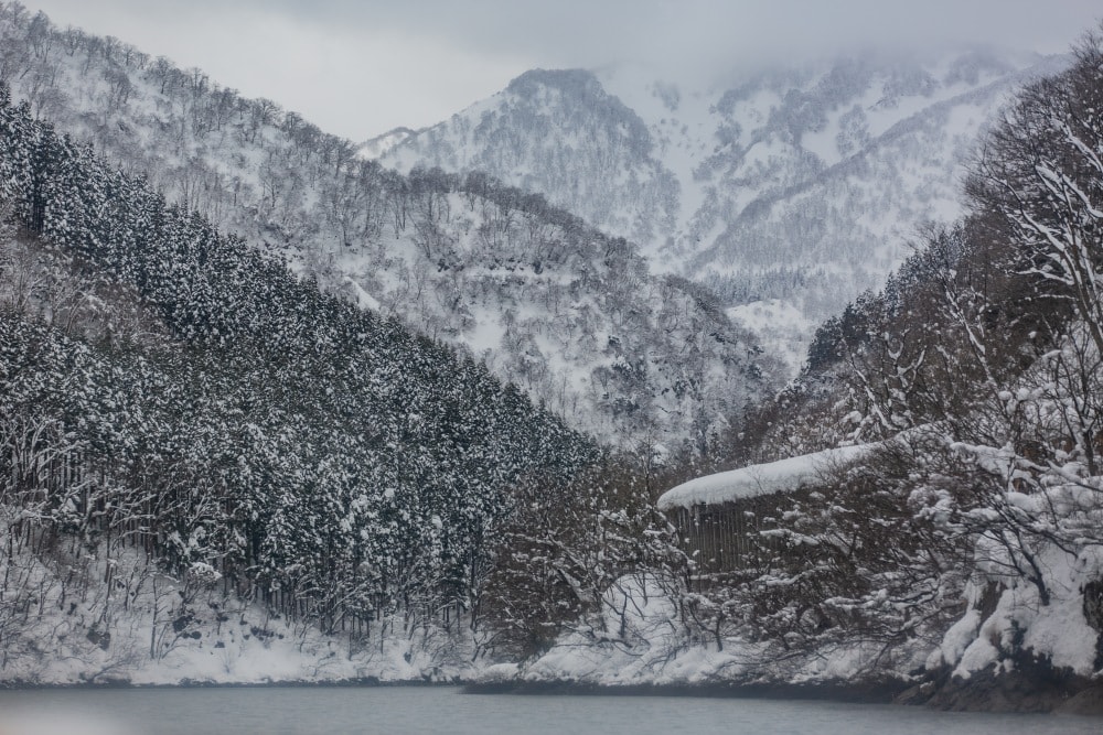 日本/富山。礪波市～庄川峽遊覽船「雪見舟」｜走進水墨畫裡的夢幻航線，搭船才能抵達的秘境「大牧溫泉」與紅色長崎大橋！