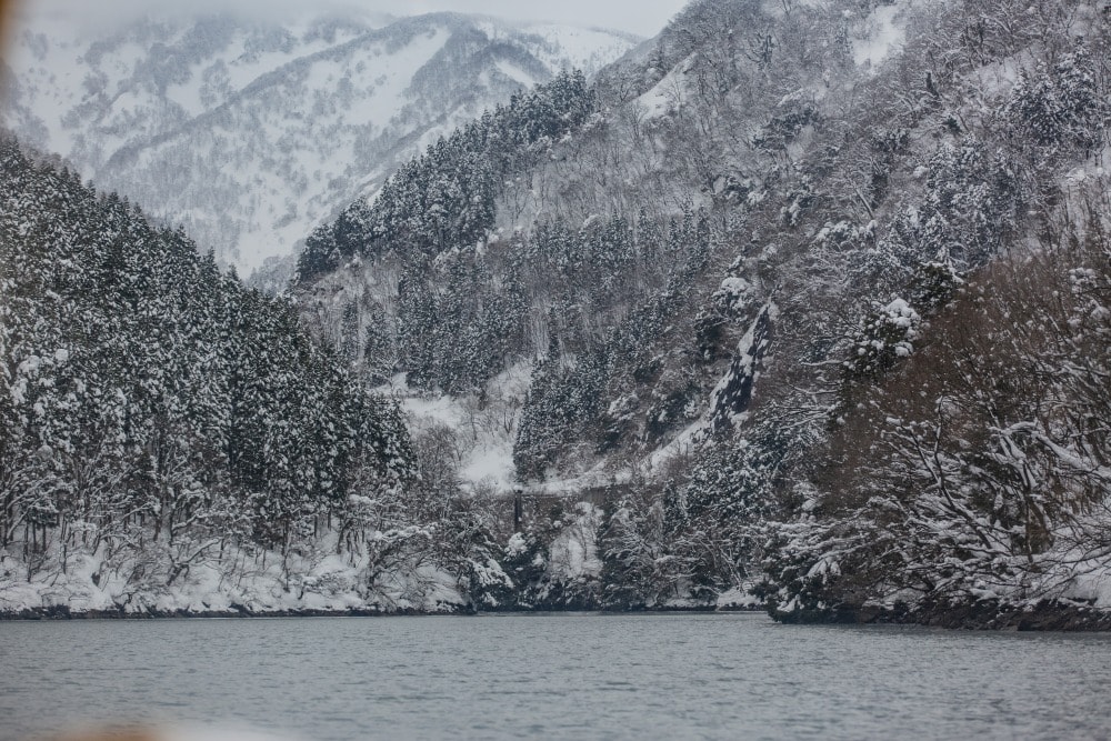 日本/富山。礪波市～庄川峽遊覽船「雪見舟」｜走進水墨畫裡的夢幻航線，搭船才能抵達的秘境「大牧溫泉」與紅色長崎大橋！