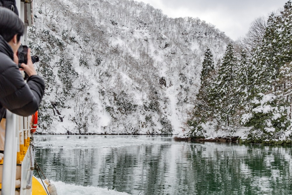 日本/富山。礪波市～庄川峽遊覽船「雪見舟」｜走進水墨畫裡的夢幻航線，搭船才能抵達的秘境「大牧溫泉」與紅色長崎大橋！