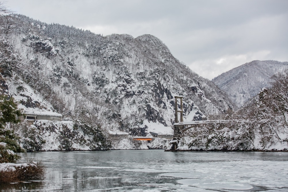日本/富山。礪波市～庄川峽遊覽船「雪見舟」｜走進水墨畫裡的夢幻航線，搭船才能抵達的秘境「大牧溫泉」與紅色長崎大橋！