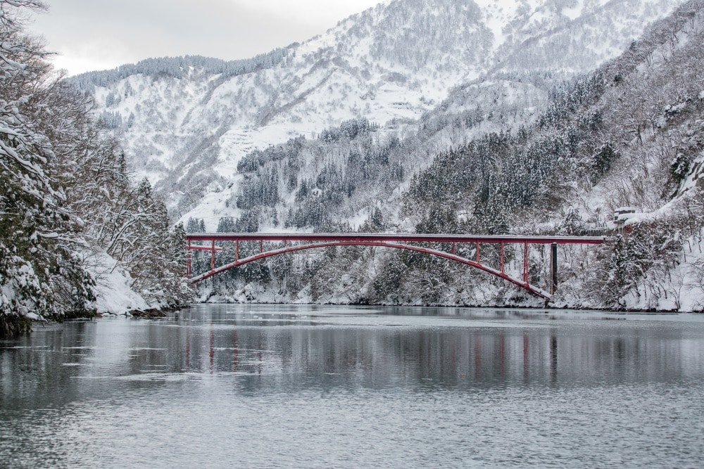 日本/富山。礪波市～庄川峽遊覽船「雪見舟」｜走進水墨畫裡的夢幻航線，搭船才能抵達的秘境「大牧溫泉」與紅色長崎大橋！