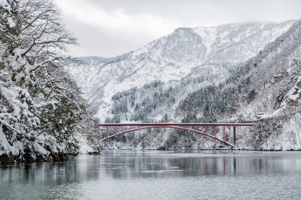 日本/富山。礪波市～庄川峽遊覽船「雪見舟」｜走進水墨畫裡的夢幻航線，搭船才能抵達的秘境「大牧溫泉」與紅色長崎大橋！