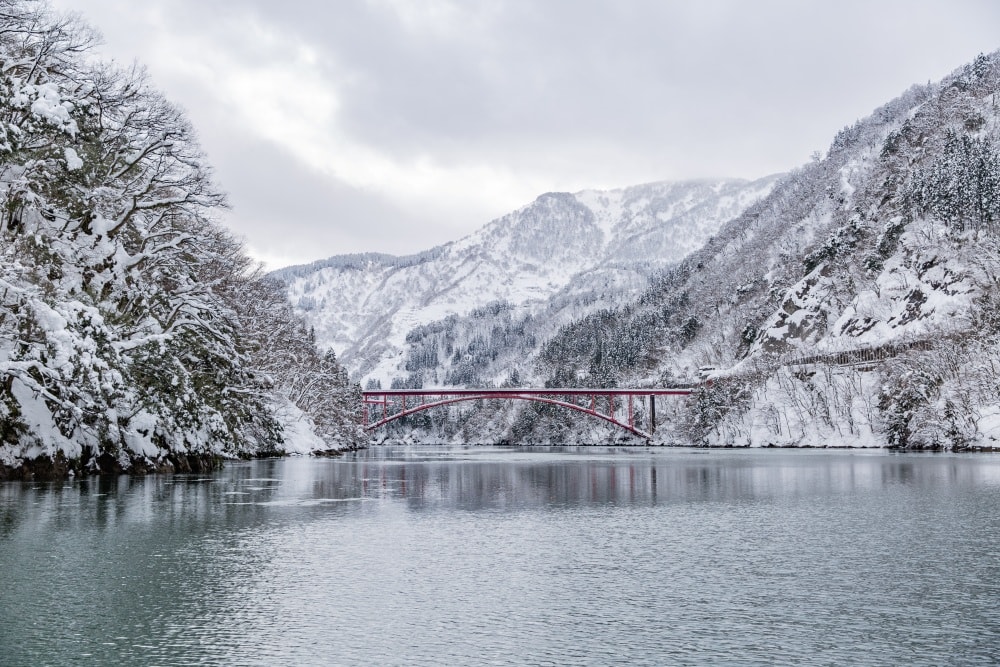 日本/富山。礪波市～庄川峽遊覽船「雪見舟」｜走進水墨畫裡的夢幻航線，搭船才能抵達的秘境「大牧溫泉」與紅色長崎大橋！