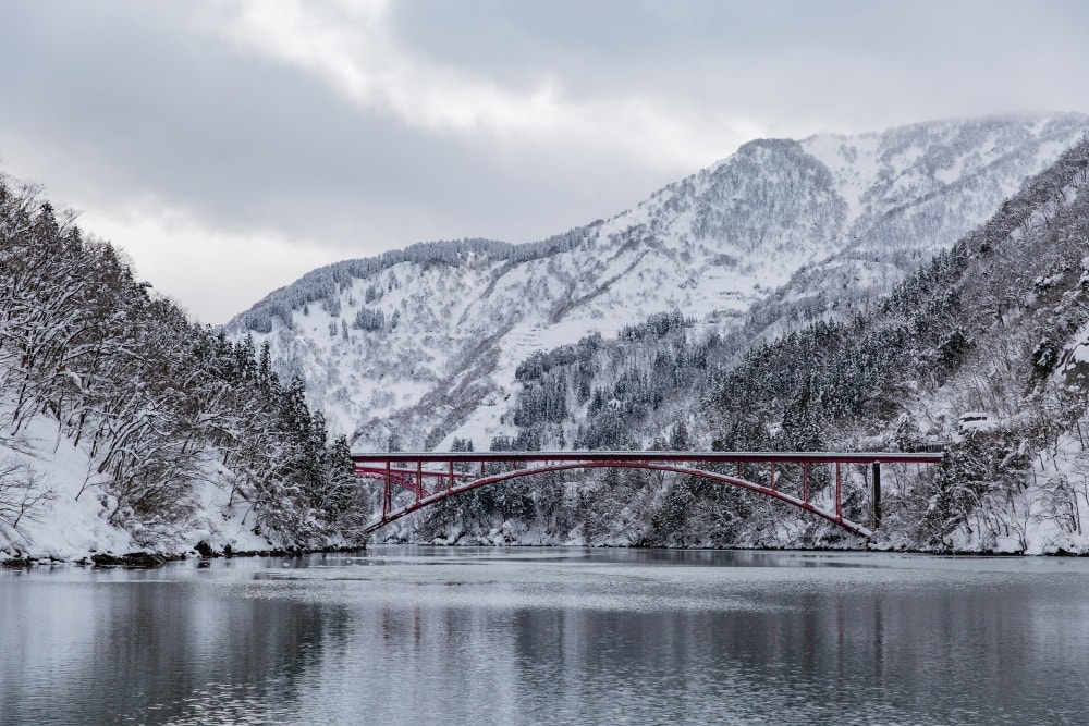 日本/富山。礪波市～庄川峽遊覽船「雪見舟」｜走進水墨畫裡的夢幻航線，搭船才能抵達的秘境「大牧溫泉」與紅色長崎大橋！