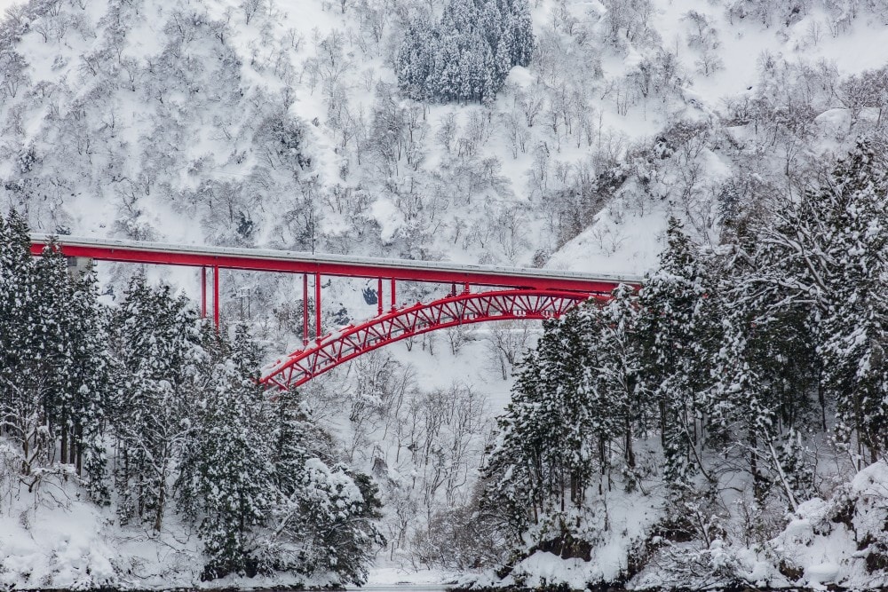 日本/富山。礪波市～庄川峽遊覽船「雪見舟」｜走進水墨畫裡的夢幻航線，搭船才能抵達的秘境「大牧溫泉」與紅色長崎大橋！