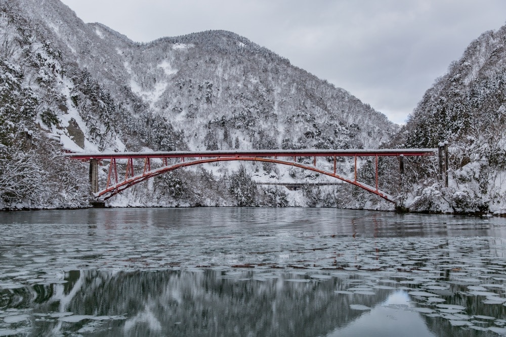 日本/富山。礪波市～庄川峽遊覽船「雪見舟」｜走進水墨畫裡的夢幻航線，搭船才能抵達的秘境「大牧溫泉」與紅色長崎大橋！