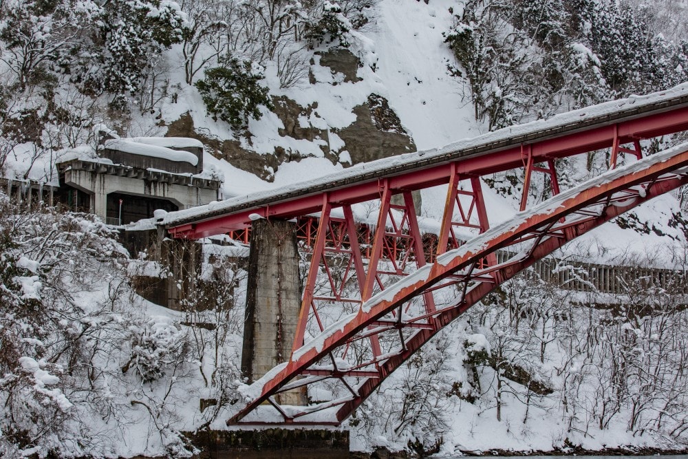 日本/富山。礪波市～庄川峽遊覽船「雪見舟」｜走進水墨畫裡的夢幻航線，搭船才能抵達的秘境「大牧溫泉」與紅色長崎大橋！