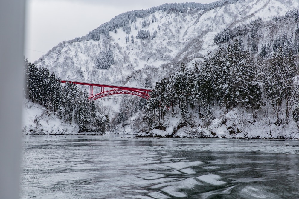 日本/富山。礪波市～庄川峽遊覽船「雪見舟」｜走進水墨畫裡的夢幻航線，搭船才能抵達的秘境「大牧溫泉」與紅色長崎大橋！