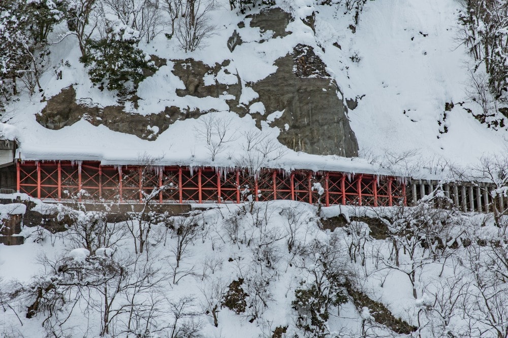 日本/富山。礪波市～庄川峽遊覽船「雪見舟」｜走進水墨畫裡的夢幻航線，搭船才能抵達的秘境「大牧溫泉」與紅色長崎大橋！