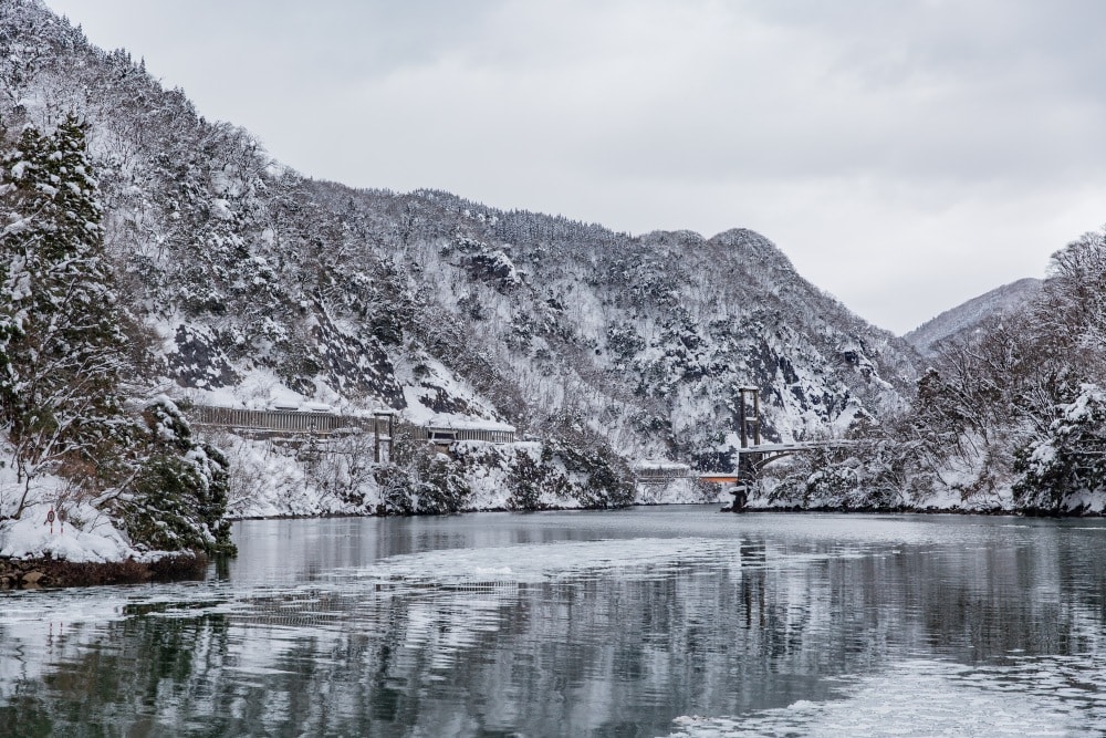 日本/富山。礪波市～庄川峽遊覽船「雪見舟」｜走進水墨畫裡的夢幻航線，搭船才能抵達的秘境「大牧溫泉」與紅色長崎大橋！