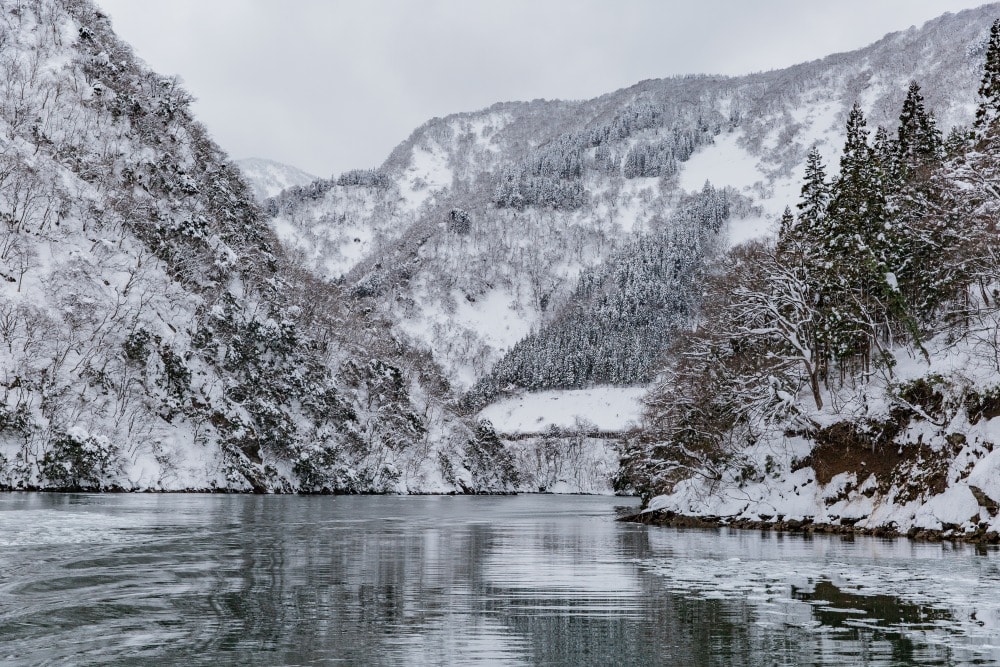 日本/富山。礪波市～庄川峽遊覽船「雪見舟」｜走進水墨畫裡的夢幻航線，搭船才能抵達的秘境「大牧溫泉」與紅色長崎大橋！
