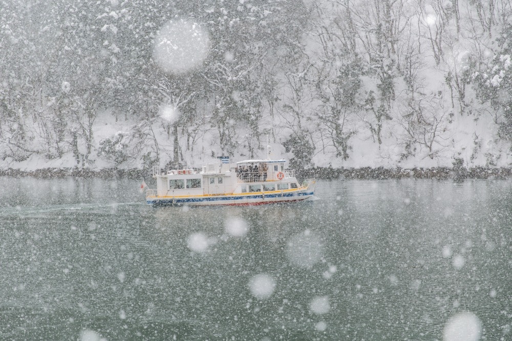 日本/富山。礪波市～庄川峽遊覽船「雪見舟」｜走進水墨畫裡的夢幻航線，搭船才能抵達的秘境「大牧溫泉」與紅色長崎大橋！