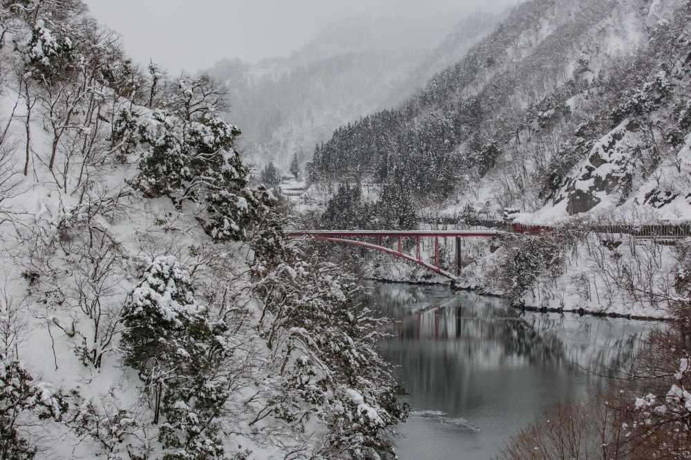日本/富山。礪波市～庄川峽遊覽船「雪見舟」｜走進水墨畫裡的夢幻航線，搭船才能抵達的秘境「大牧溫泉」與紅色長崎大橋！