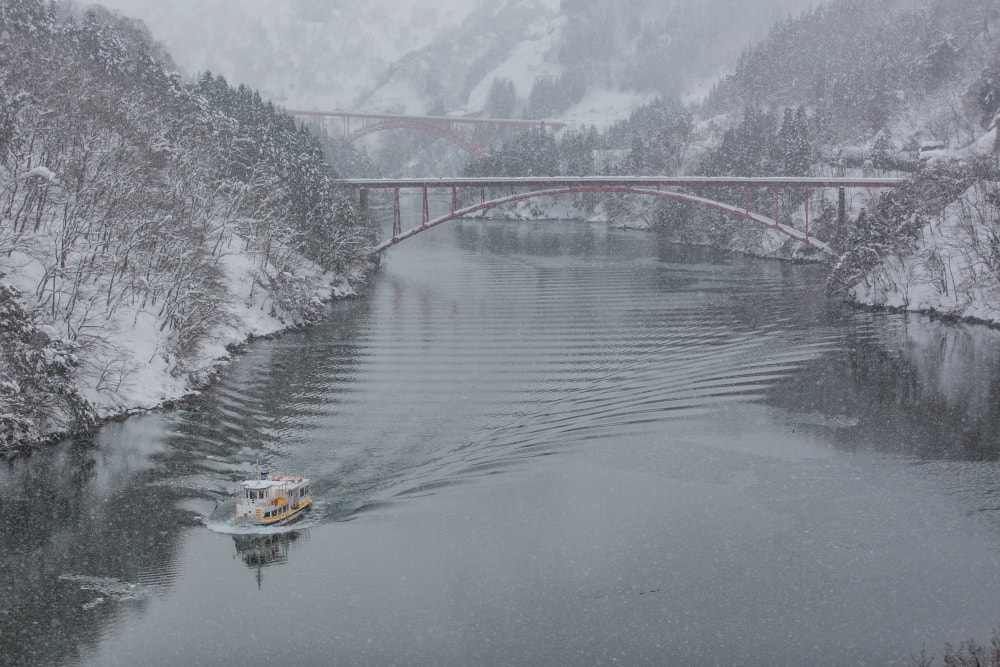 日本/富山。礪波市～庄川峽遊覽船「雪見舟」｜走進水墨畫裡的夢幻航線，搭船才能抵達的秘境「大牧溫泉」與紅色長崎大橋！