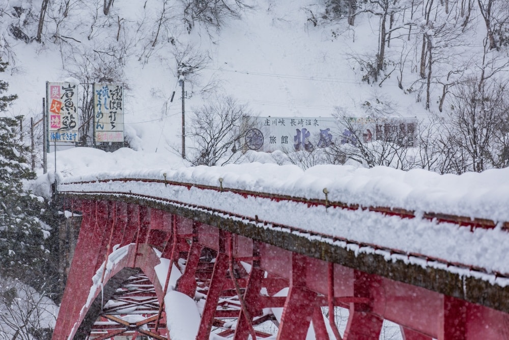 日本/富山。礪波市～庄川峽遊覽船「雪見舟」｜走進水墨畫裡的夢幻航線，搭船才能抵達的秘境「大牧溫泉」與紅色長崎大橋！