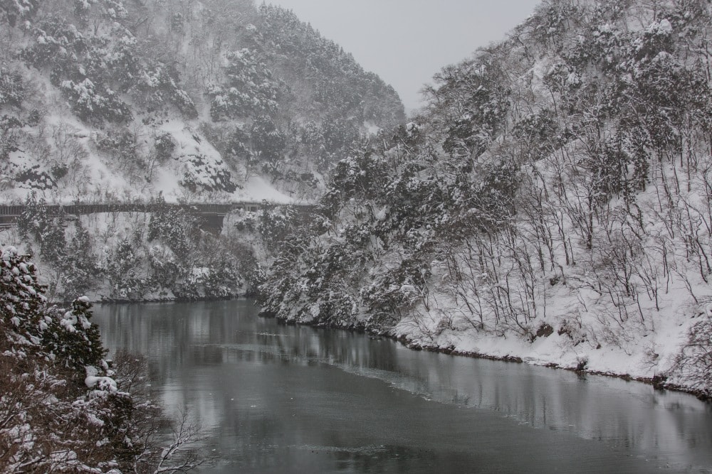 日本/富山。礪波市～庄川峽遊覽船「雪見舟」｜走進水墨畫裡的夢幻航線，搭船才能抵達的秘境「大牧溫泉」與紅色長崎大橋！