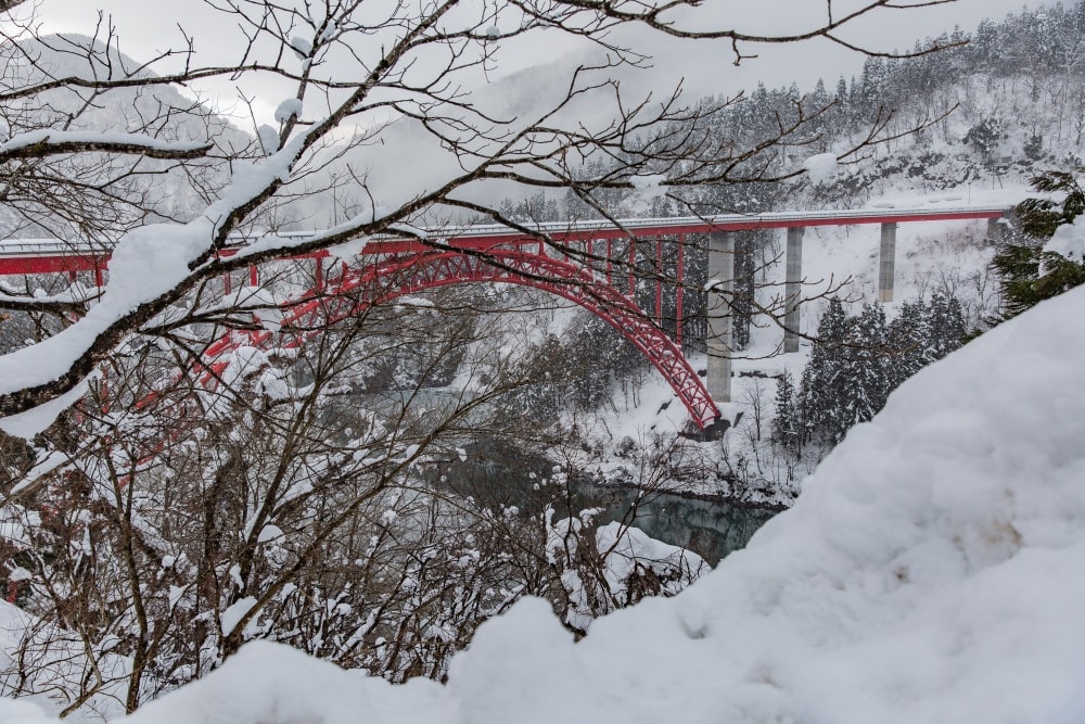 日本/富山。礪波市～庄川峽遊覽船「雪見舟」｜走進水墨畫裡的夢幻航線，搭船才能抵達的秘境「大牧溫泉」與紅色長崎大橋！