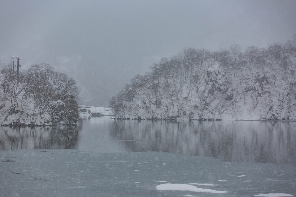 日本/富山。礪波市～庄川峽遊覽船「雪見舟」｜走進水墨畫裡的夢幻航線，搭船才能抵達的秘境「大牧溫泉」與紅色長崎大橋！