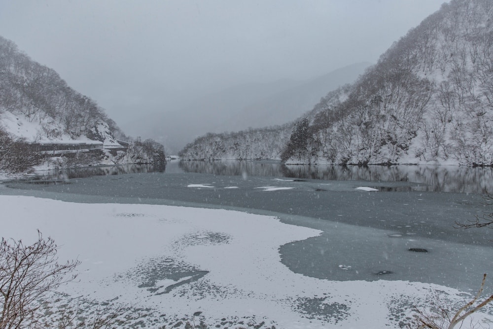日本/富山。礪波市～庄川峽遊覽船「雪見舟」｜走進水墨畫裡的夢幻航線，搭船才能抵達的秘境「大牧溫泉」與紅色長崎大橋！