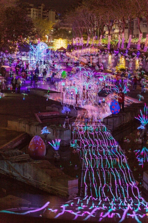 新北/新莊.2026中港大排光雕展「星耀中港 夢幻星河」 | 漫步台版清溪川!7米高星耀之樹閃耀新莊夜空、3米高雪白北極熊現身夢幻星河,收藏全台最浪漫的城市光廊 - 第12張圖 新北/新莊.2026中港大排光雕展「星耀中港 夢幻星河」 | 漫步台版清溪川!7米高星耀之樹閃耀新莊夜空、3米高雪白北極熊現身夢幻星河,收藏全台最浪漫的城市光廊