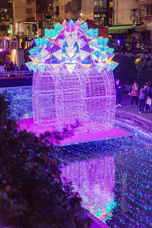 新北/新莊.2026中港大排光雕展「星耀中港 夢幻星河」 | 漫步台版清溪川!7米高星耀之樹閃耀新莊夜空、3米高雪白北極熊現身夢幻星河,收藏全台最浪漫的城市光廊 - 第18張圖 新北/新莊.2026中港大排光雕展「星耀中港 夢幻星河」 | 漫步台版清溪川!7米高星耀之樹閃耀新莊夜空、3米高雪白北極熊現身夢幻星河,收藏全台最浪漫的城市光廊