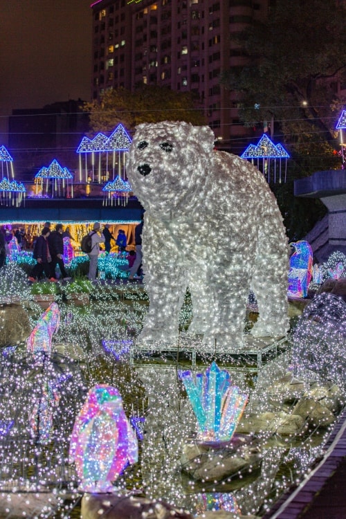 新北/新莊．2026中港大排光雕展「星耀中港 夢幻星河」 | 漫步台版清溪川！7米高星耀之樹閃耀新莊夜空、3米高雪白北極熊現身夢幻星河，收藏全台最浪漫的城市光廊