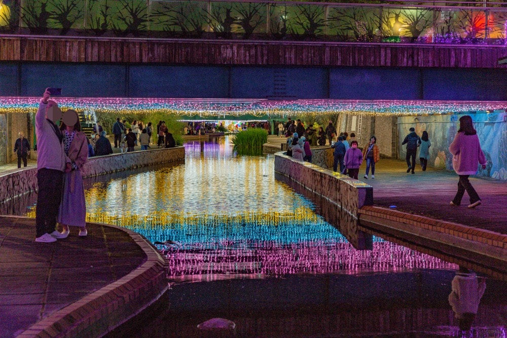 新北/新莊.2026中港大排光雕展「星耀中港 夢幻星河」 | 漫步台版清溪川!7米高星耀之樹閃耀新莊夜空、3米高雪白北極熊現身夢幻星河,收藏全台最浪漫的城市光廊 - 第42張圖 新北/新莊.2026中港大排光雕展「星耀中港 夢幻星河」 | 漫步台版清溪川!7米高星耀之樹閃耀新莊夜空、3米高雪白北極熊現身夢幻星河,收藏全台最浪漫的城市光廊