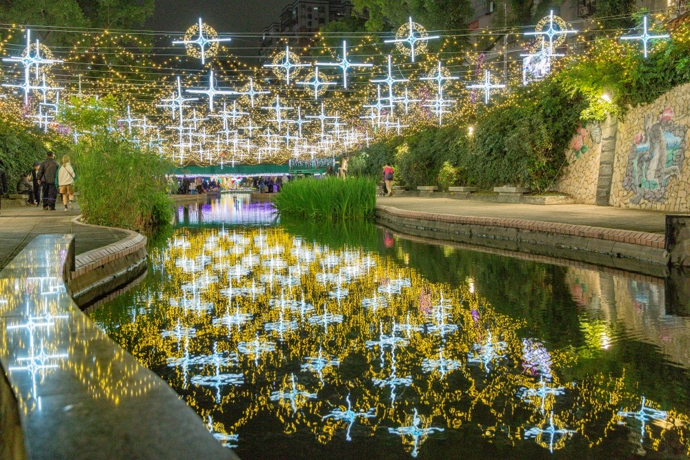 新北/新莊.2026中港大排光雕展「星耀中港 夢幻星河」 | 漫步台版清溪川!7米高星耀之樹閃耀新莊夜空、3米高雪白北極熊現身夢幻星河,收藏全台最浪漫的城市光廊 - 第33張圖 新北/新莊.2026中港大排光雕展「星耀中港 夢幻星河」 | 漫步台版清溪川!7米高星耀之樹閃耀新莊夜空、3米高雪白北極熊現身夢幻星河,收藏全台最浪漫的城市光廊