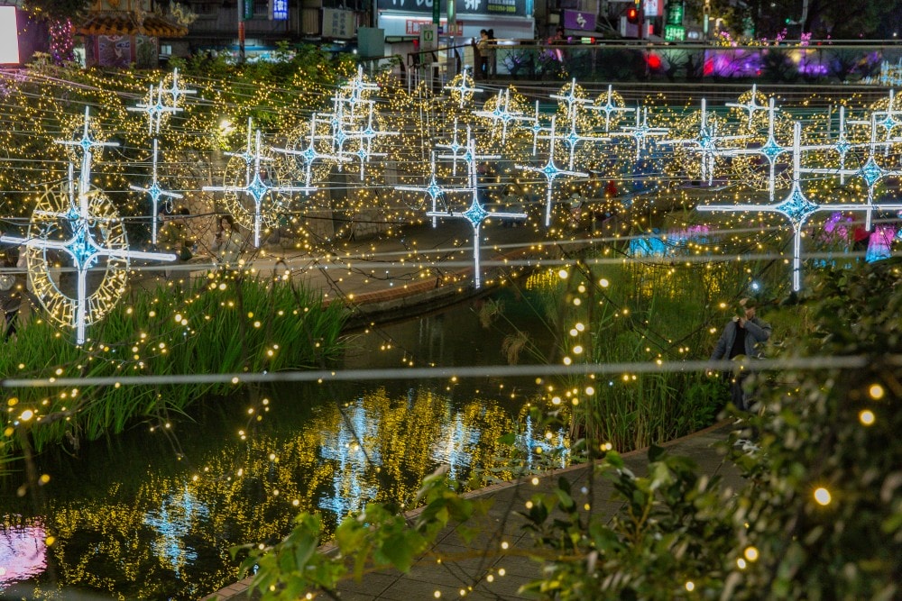 新北/新莊.2026中港大排光雕展「星耀中港 夢幻星河」 | 漫步台版清溪川!7米高星耀之樹閃耀新莊夜空、3米高雪白北極熊現身夢幻星河,收藏全台最浪漫的城市光廊 - 第37張圖 新北/新莊.2026中港大排光雕展「星耀中港 夢幻星河」 | 漫步台版清溪川!7米高星耀之樹閃耀新莊夜空、3米高雪白北極熊現身夢幻星河,收藏全台最浪漫的城市光廊