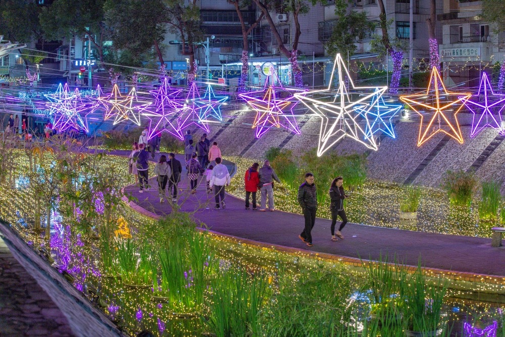 新北/新莊.2026中港大排光雕展「星耀中港 夢幻星河」 | 漫步台版清溪川!7米高星耀之樹閃耀新莊夜空、3米高雪白北極熊現身夢幻星河,收藏全台最浪漫的城市光廊 - 第32張圖 新北/新莊.2026中港大排光雕展「星耀中港 夢幻星河」 | 漫步台版清溪川!7米高星耀之樹閃耀新莊夜空、3米高雪白北極熊現身夢幻星河,收藏全台最浪漫的城市光廊