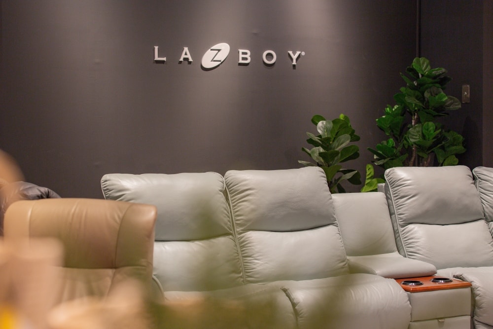 台北/內湖.HOLA內湖旗艦店「La-Z-Boy休閒椅」| 讓米爸差點睡在展示間的零重力體驗、打造專屬家人的極致舒壓空間 - 第4張圖 台北/內湖.HOLA內湖旗艦店「La-Z-Boy休閒椅」| 讓米爸差點睡在展示間的零重力體驗、打造專屬家人的極致舒壓空間