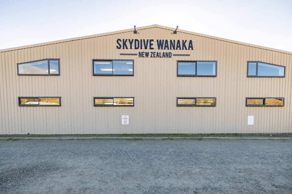 紐西蘭南島/瓦納卡.跳傘體驗「Skydive Wanaka」完整記錄 | 從 15,000英尺高空俯瞰南島絕美冰河湖景、收藏極限冒險的終極感動、完成人生清單 - 第12張圖 紐西蘭南島/瓦納卡.跳傘體驗「Skydive Wanaka」完整記錄 | 從 15,000英尺高空俯瞰南島絕美冰河湖景、收藏極限冒險的終極感動、完成人生清單