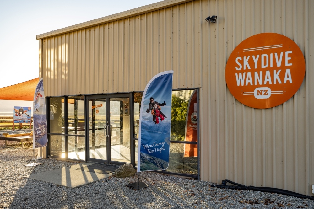 紐西蘭南島/瓦納卡.跳傘體驗「Skydive Wanaka」完整記錄 | 從 15,000英尺高空俯瞰南島絕美冰河湖景、收藏極限冒險的終極感動、完成人生清單 - 第13張圖 紐西蘭南島/瓦納卡.跳傘體驗「Skydive Wanaka」完整記錄 | 從 15,000英尺高空俯瞰南島絕美冰河湖景、收藏極限冒險的終極感動、完成人生清單