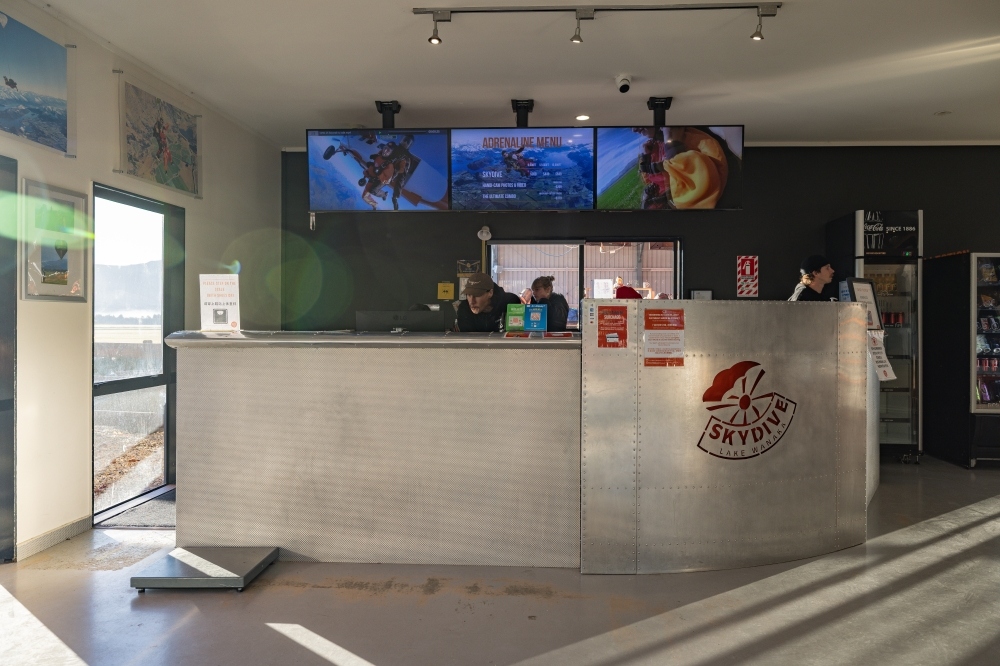 紐西蘭南島/瓦納卡.跳傘體驗「Skydive Wanaka」完整記錄 | 從 15,000英尺高空俯瞰南島絕美冰河湖景、收藏極限冒險的終極感動、完成人生清單 - 第14張圖 紐西蘭南島/瓦納卡.跳傘體驗「Skydive Wanaka」完整記錄 | 從 15,000英尺高空俯瞰南島絕美冰河湖景、收藏極限冒險的終極感動、完成人生清單