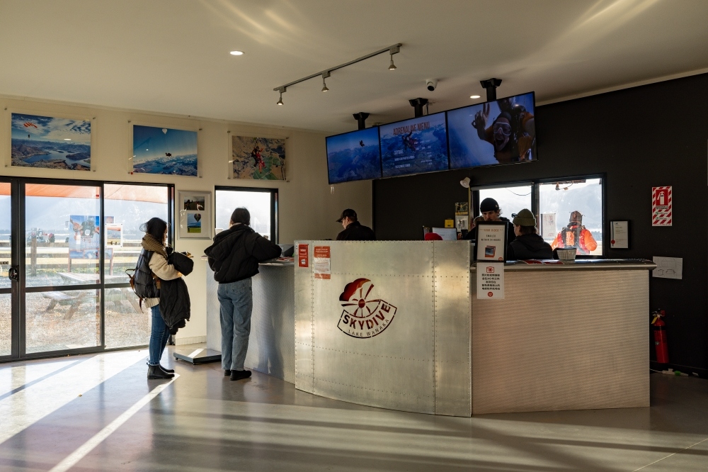 紐西蘭南島/瓦納卡.跳傘體驗「Skydive Wanaka」完整記錄 | 從 15,000英尺高空俯瞰南島絕美冰河湖景、收藏極限冒險的終極感動、完成人生清單 - 第24張圖 紐西蘭南島/瓦納卡.跳傘體驗「Skydive Wanaka」完整記錄 | 從 15,000英尺高空俯瞰南島絕美冰河湖景、收藏極限冒險的終極感動、完成人生清單