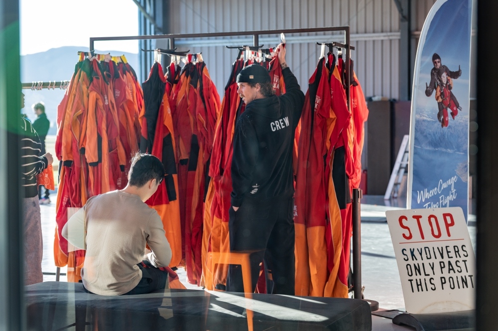紐西蘭南島/瓦納卡.跳傘體驗「Skydive Wanaka」完整記錄 | 從 15,000英尺高空俯瞰南島絕美冰河湖景、收藏極限冒險的終極感動、完成人生清單 - 第32張圖 紐西蘭南島/瓦納卡.跳傘體驗「Skydive Wanaka」完整記錄 | 從 15,000英尺高空俯瞰南島絕美冰河湖景、收藏極限冒險的終極感動、完成人生清單