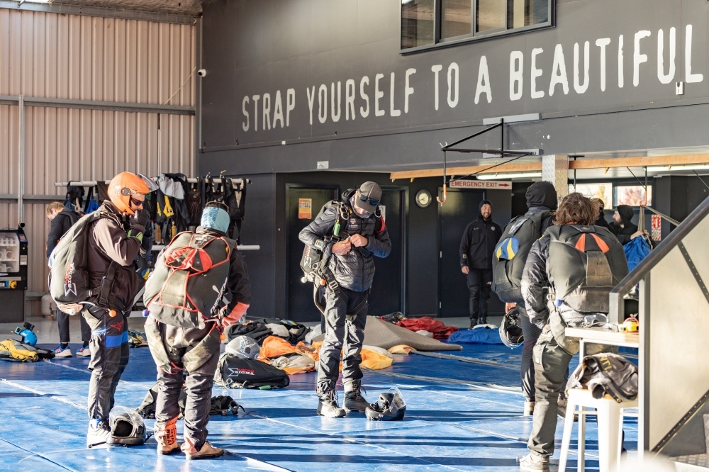 紐西蘭南島/瓦納卡.跳傘體驗「Skydive Wanaka」完整記錄 | 從 15,000英尺高空俯瞰南島絕美冰河湖景、收藏極限冒險的終極感動、完成人生清單 - 第35張圖 紐西蘭南島/瓦納卡.跳傘體驗「Skydive Wanaka」完整記錄 | 從 15,000英尺高空俯瞰南島絕美冰河湖景、收藏極限冒險的終極感動、完成人生清單