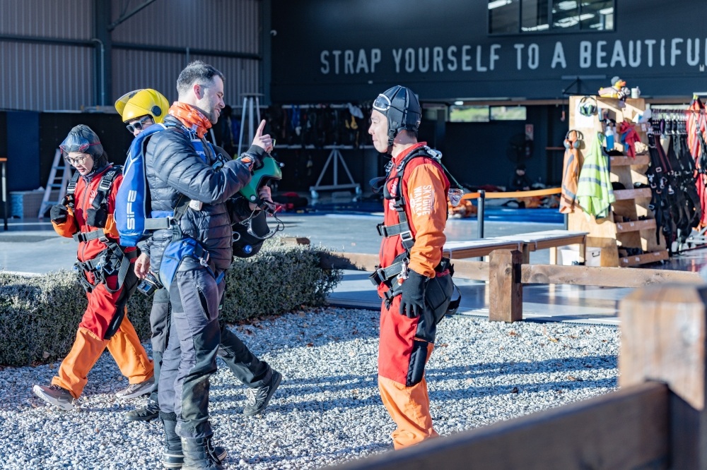 紐西蘭南島/瓦納卡.跳傘體驗「Skydive Wanaka」完整記錄 | 從 15,000英尺高空俯瞰南島絕美冰河湖景、收藏極限冒險的終極感動、完成人生清單 - 第37張圖 紐西蘭南島/瓦納卡.跳傘體驗「Skydive Wanaka」完整記錄 | 從 15,000英尺高空俯瞰南島絕美冰河湖景、收藏極限冒險的終極感動、完成人生清單